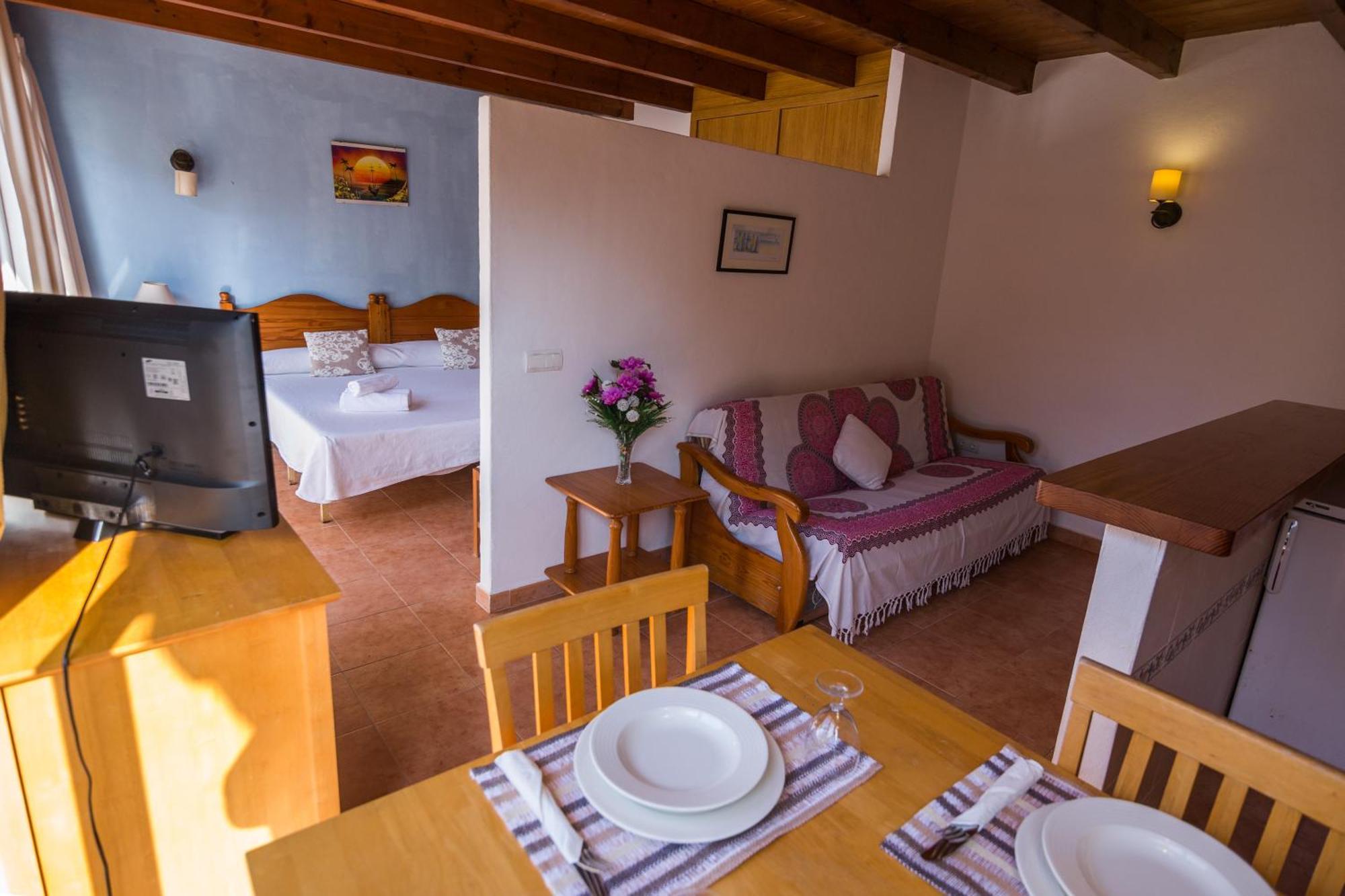 Hostal Cala Boix Es Cana Екстериор снимка