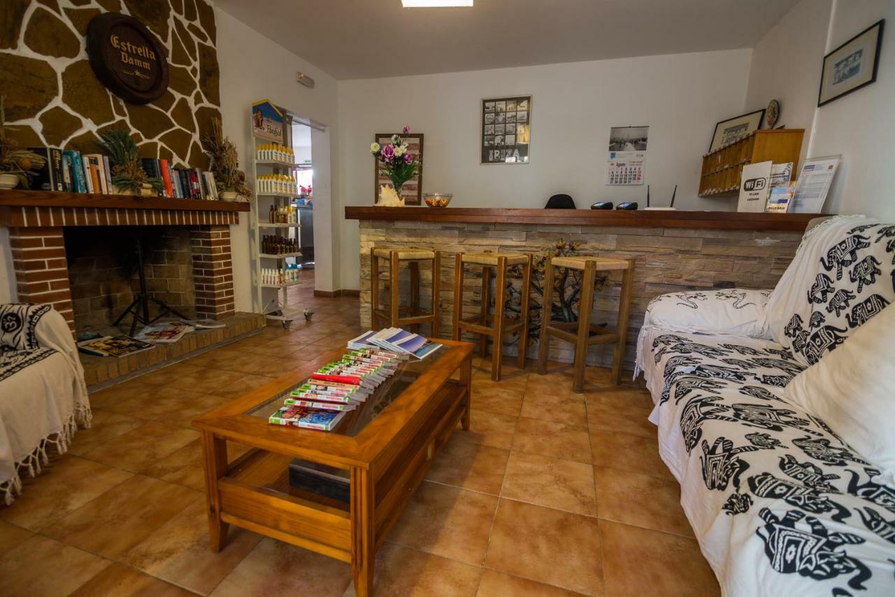 Hostal Cala Boix Es Cana Екстериор снимка